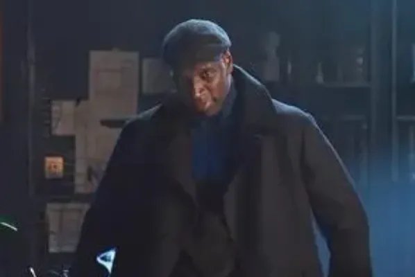 四个打败夏洛克的人是：艾琳·艾德勒(四人中唯一的女性)