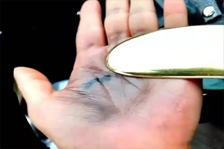 手部刮痧示意图