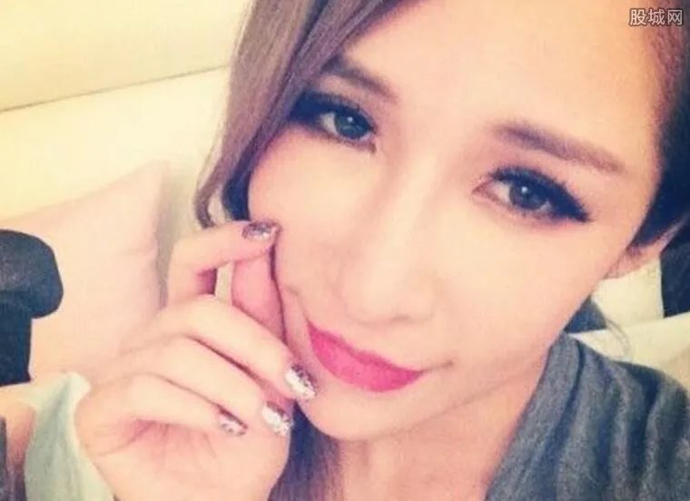 萧亚轩遭软禁事件始末 萧亚轩为什么不红了？