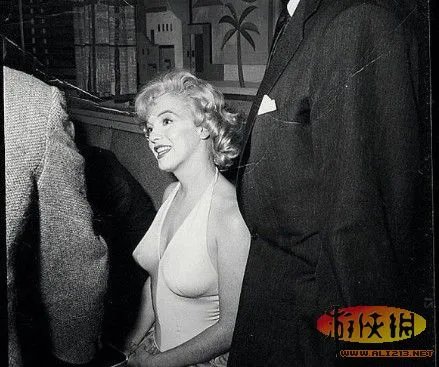 梦露派对旧照曝光 身穿经典露背礼服魅力十足