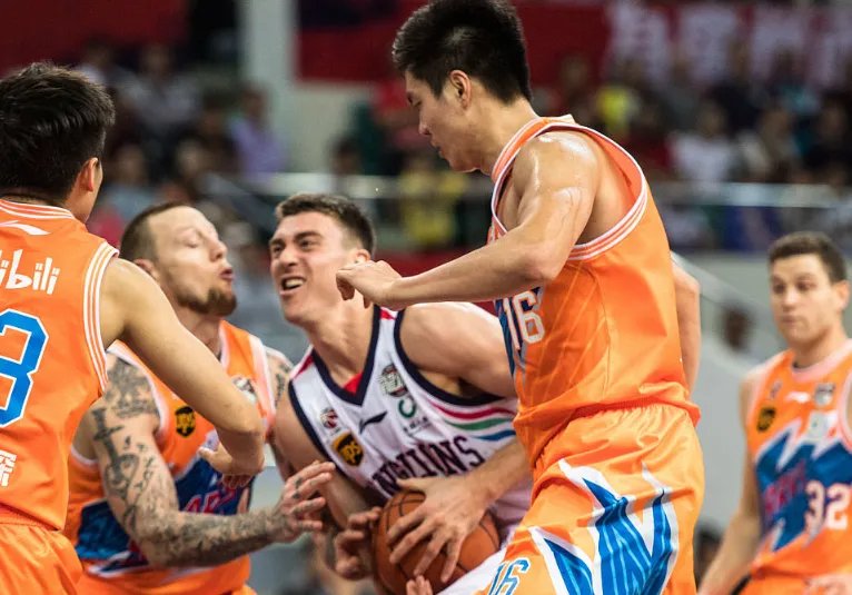 三外援合砍81分广州大胜上海比赛情况是怎样的？