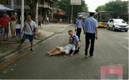 交警跪地救助的老人情况怎么样？