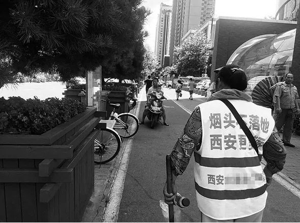 环卫马甲上印广告网友觉得不合适吗？