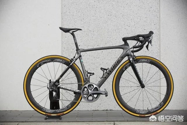 崔克和闪电是哪个国家