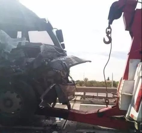 京承高速的货车为什么会相撞？