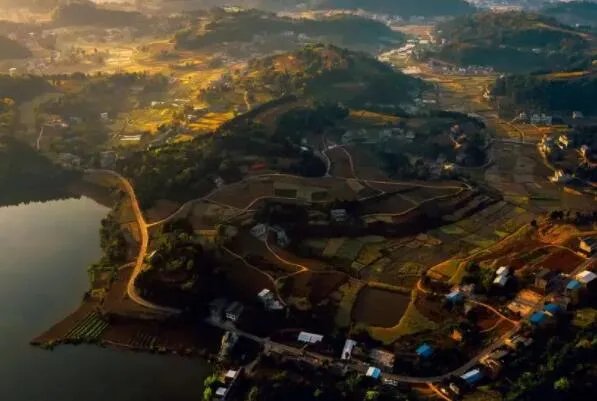 中国面积最大的十大省份，世界屋脊排第二，第一是100多个北京