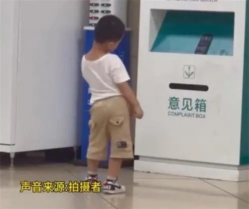 小男孩医院角落一口气跳舞2小时 医院最大的显眼包