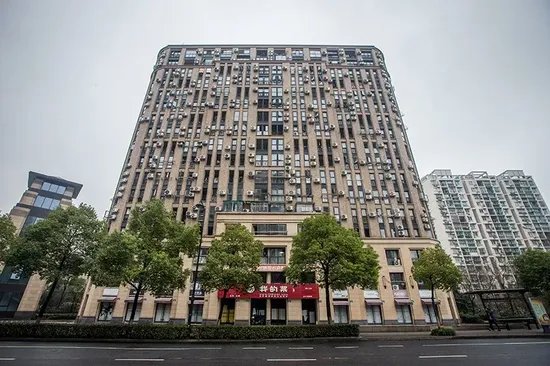 外墙挂200台空调是怎么回事？