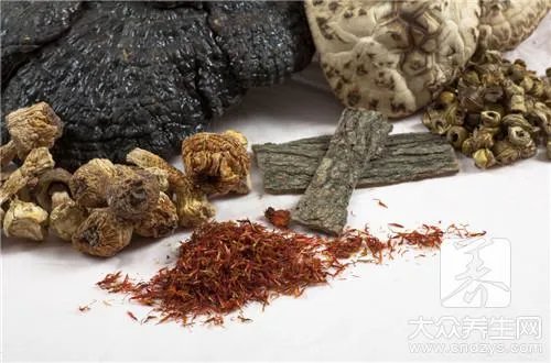 龟苓膏是什么做的?有什么功效