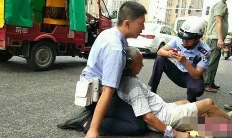 交警跪地救助的老人情况怎么样？