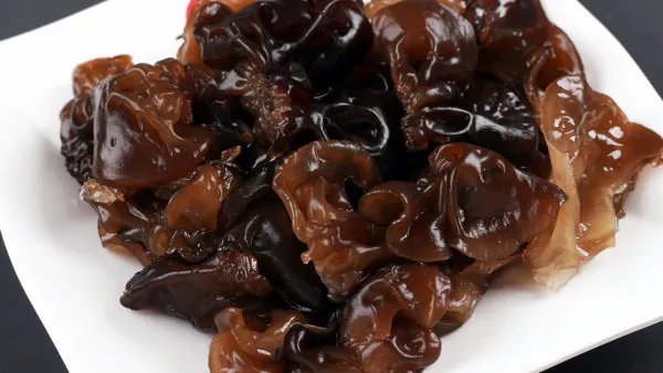 木耳泡多久就不能吃了?隔夜木耳吃死人是真的吗