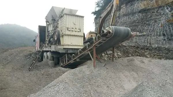 移动式破碎机大概多少钱，移动石子破碎机售价可带