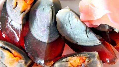 松花蛋不能和什么一起吃