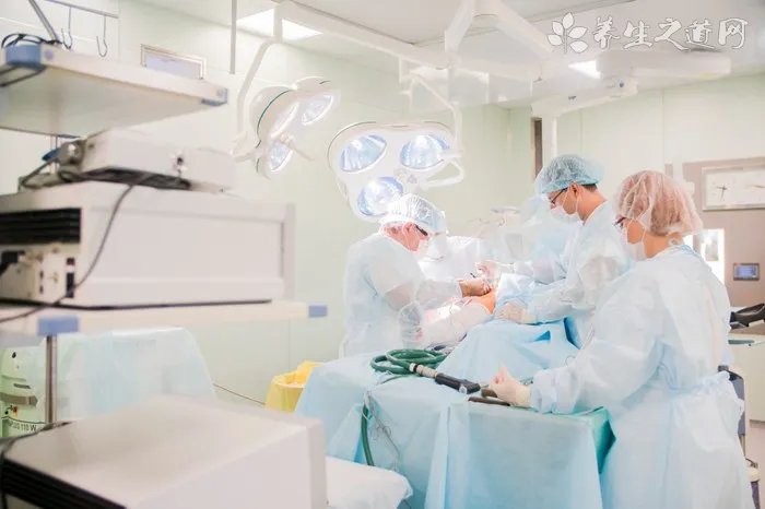 男子与蛇合照被咬 被蛇咬了怎么办