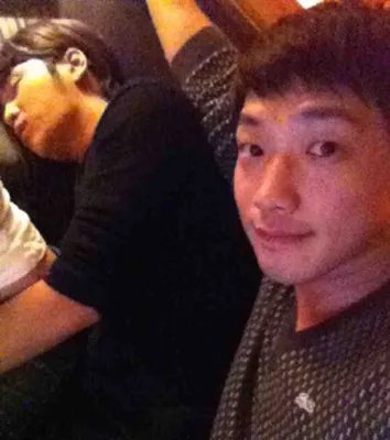 张根硕rain关系好到爆表 晒睡觉合照网友赞温馨