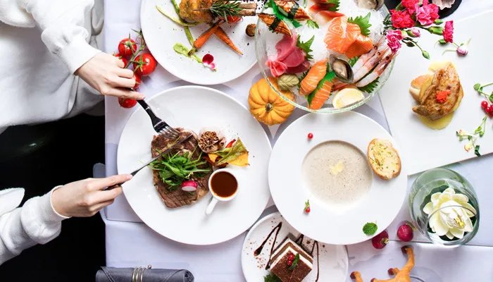 西餐刀叉怎么拿 西餐刀叉怎么拿法