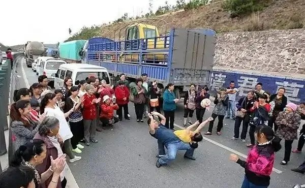 堵车怎么发朋友圈搞笑？堵车的幽默说说