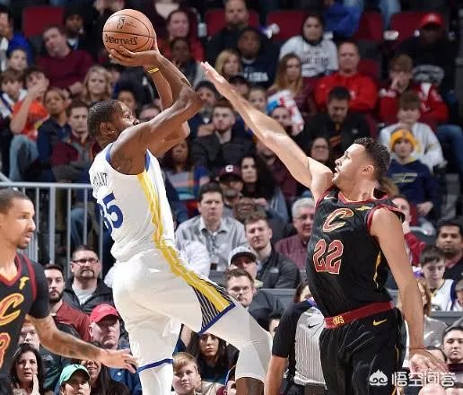 库里9记三分射穿骑士，没有詹姆斯的骑勇大战还有多少人关注？
