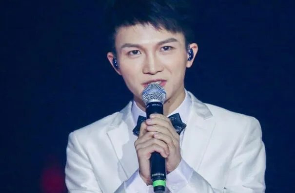 周深个人资料简介是男是女?男生(歌声非常的细腻)