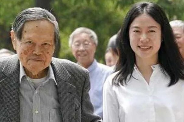 翁帆的第一任丈夫照片:普通小职员(离婚后来段爷孙恋)