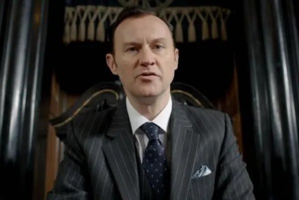 四个打败夏洛克的人是：艾琳·艾德勒(四人中唯一的女性)