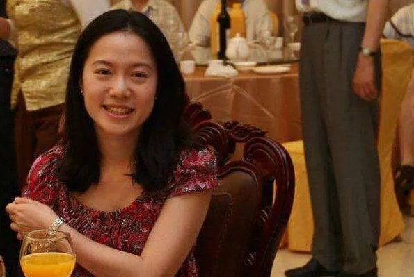 翁帆的第一任丈夫照片：普通小职员(离婚后来段爷孙恋)