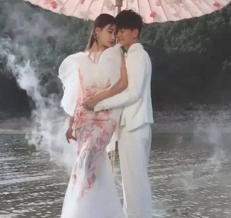 任嘉伦老婆聂欢照片简介 一家三口过的很温馨