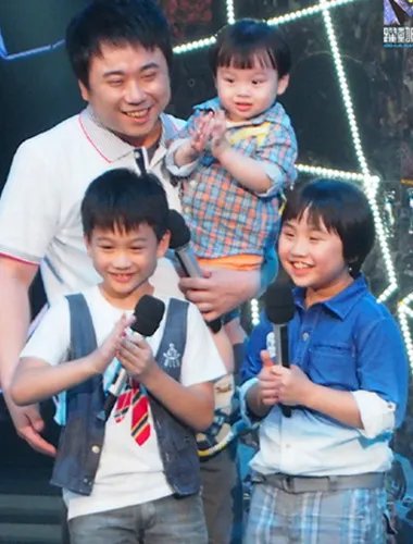 小小彬迷你彬萌萌彬近照大曝光 网友感叹基因真强大