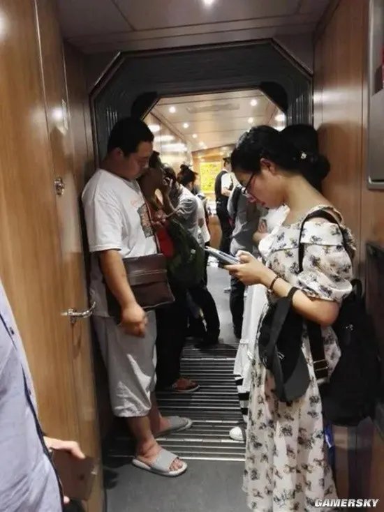 女作家因被提醒管好小孩向12306投诉 铁路部门回应：乘务员说话方式不对造成误会