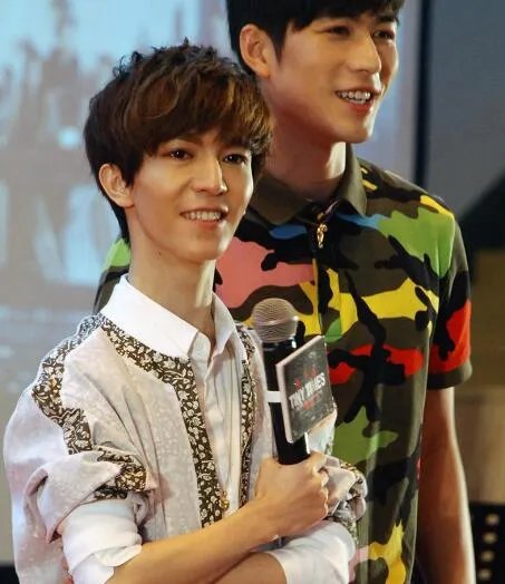 郭敬明陈学冬同游香港基情满满 试衣间自拍果然