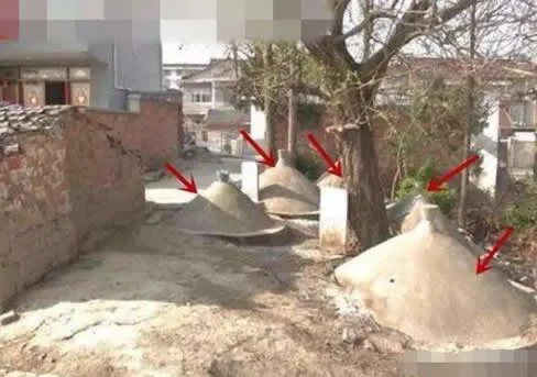 19座坟包围一家怎么回事：墓地为什么要建在房子的周围