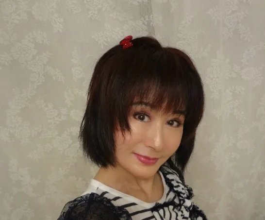 潘迎紫否认整容 众女星半老徐娘变身美魔女