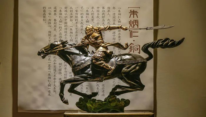 温酒斩华雄的故事 温酒斩华雄的故事概括