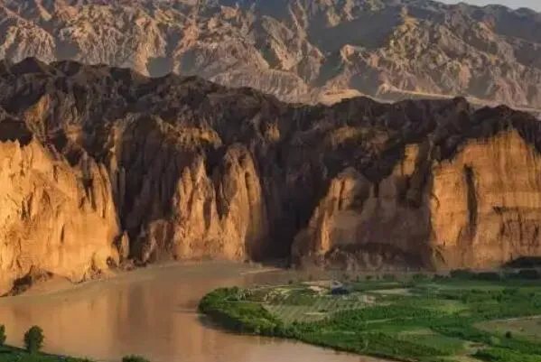 中国面积最大的十大省份，世界屋脊排第二，第一是100多个北京