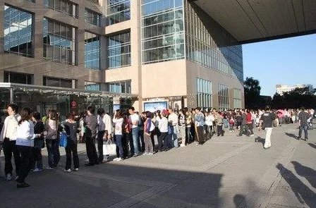 怎么用经济学角度分析上海兴起的排队经济？