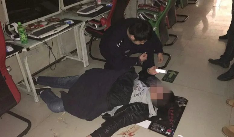 男子上网吐血倒地是怎么回事？