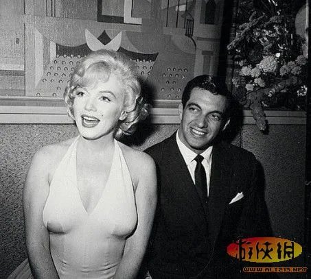 梦露派对旧照曝光 身穿经典露背礼服魅力十足