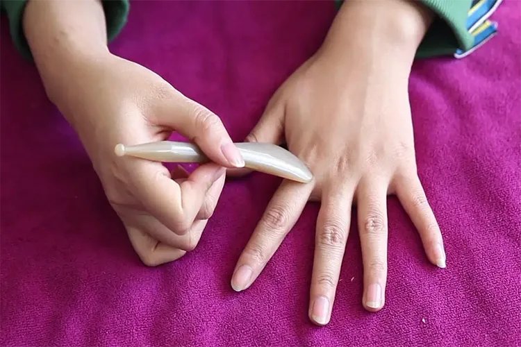 手部刮痧示意图