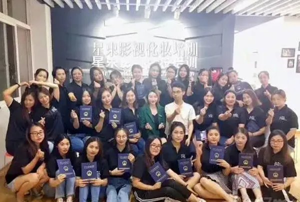 全国十大化妆学校排行榜，第一来自法国，黑光教育排第五