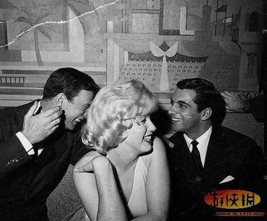 梦露派对旧照曝光 身穿经典露背礼服魅力十足