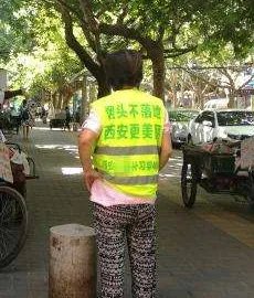 环卫马甲上印广告网友觉得不合适吗？