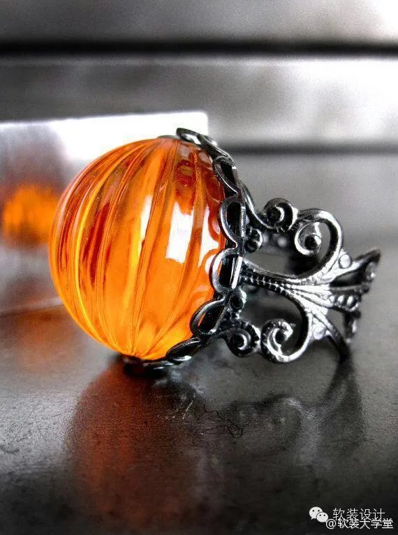 唐纳·卡兰（Donna Karan），美国著名时装设计师，纽...