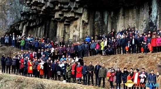 震撼同框！500人的全家福 这家人相互间都认识吗？