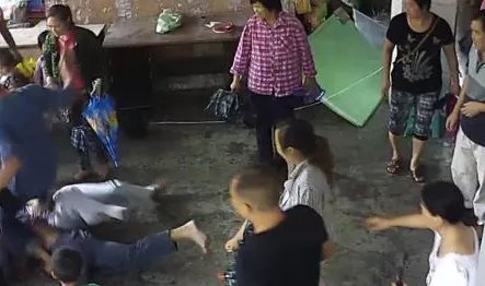 家长带人打老师是怎么回事？