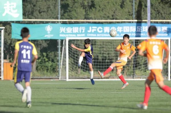 青少年足球赛现“断子绝孙”脚，如何看待不探望莫声张这种处理方式？