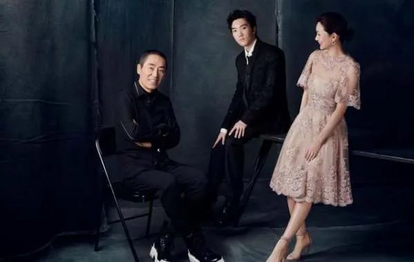 张艺谋的妻女去探班，陈婷打扮的很年轻，你羡慕张艺谋夫妻两人的爱情吗？