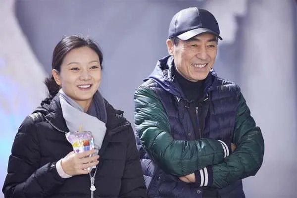 张艺谋的妻女去探班，陈婷打扮的很年轻，你羡慕张艺谋夫妻两人的爱情吗？