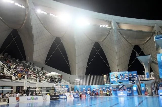 为什么全红婵拿到冠军之后老家会有这么疯狂的景象别的冠军却没有？