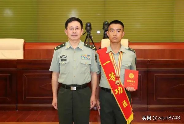 江西小伙95后王亮2分钟勇救4人,立了一等功为什么还被喷?