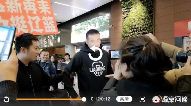 丛明晨今天出院，辽宁男篮的球迷专程到医院欢送！丛明晨能在本赛季回归赛场吗？